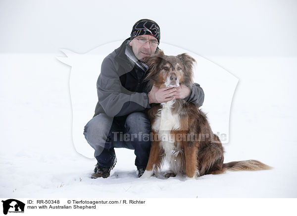 Mann mit Australian Shepherd / man with Australian Shepherd / RR-50348