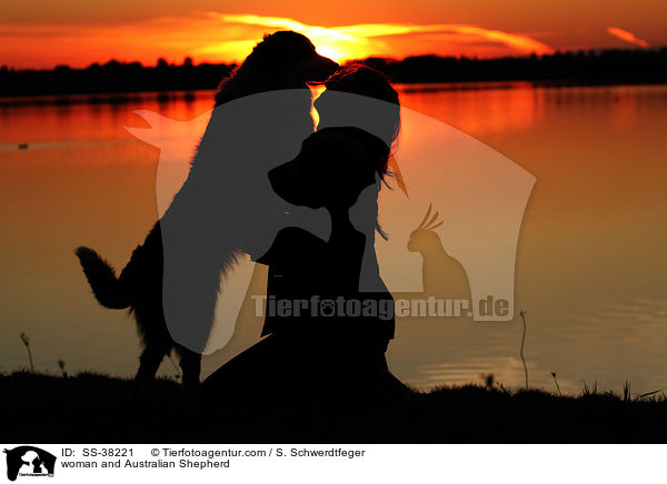 Frau und Australian Shepherd / woman and Australian Shepherd / SS-38221
