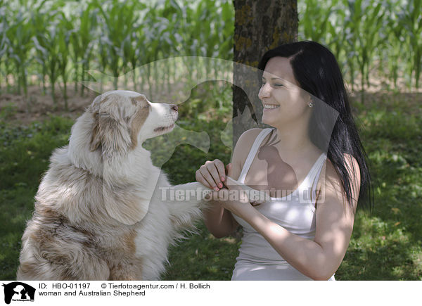 Frau und Australian Shepherd / woman and Australian Shepherd / HBO-01197