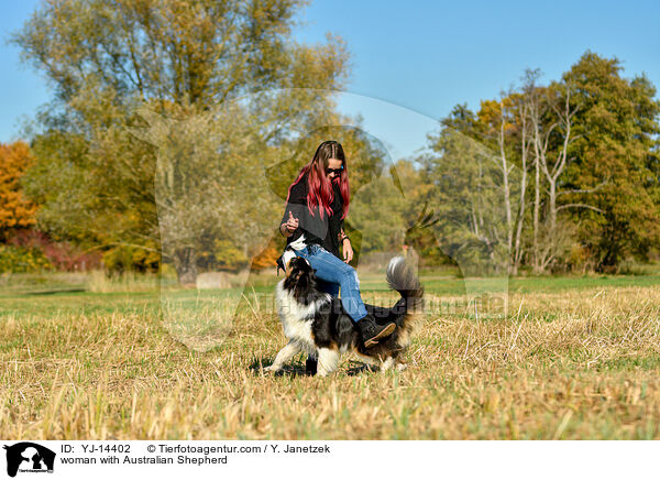 Frau mit Australian Shepherd / woman with Australian Shepherd / YJ-14402