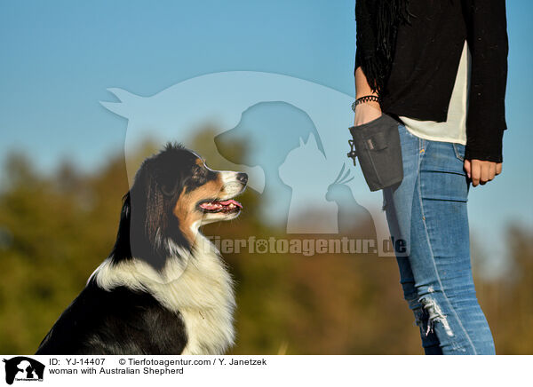 Frau mit Australian Shepherd / woman with Australian Shepherd / YJ-14407