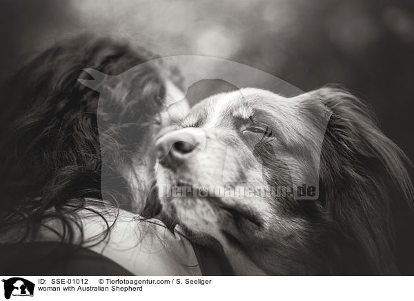 Frau mit Australian Shepherd / woman with Australian Shepherd / SSE-01012