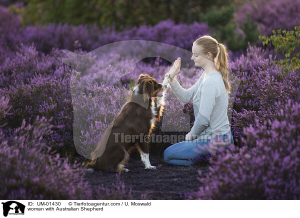 Frau mit Australian Shepherd / woman with Australian Shepherd / UM-01430
