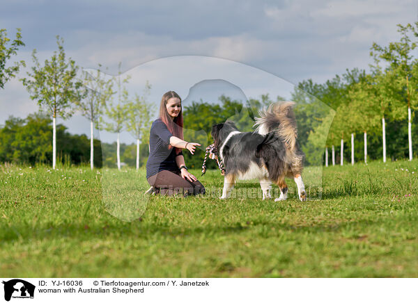 Frau mit Australian Shepherd / woman with Australian Shepherd / YJ-16036