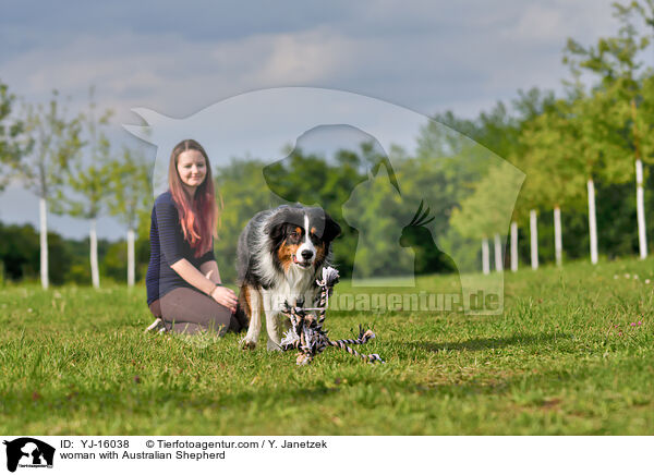 Frau mit Australian Shepherd / woman with Australian Shepherd / YJ-16038