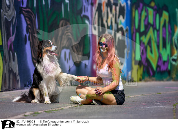 Frau mit Australian Shepherd / woman with Australian Shepherd / YJ-16063
