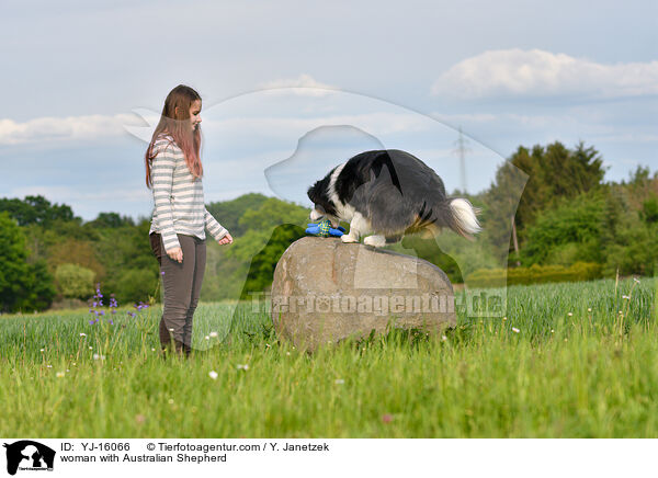Frau mit Australian Shepherd / woman with Australian Shepherd / YJ-16066