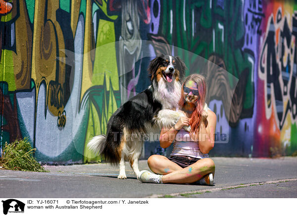 Frau mit Australian Shepherd / woman with Australian Shepherd / YJ-16071