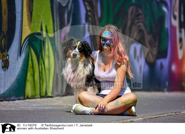 Frau mit Australian Shepherd / woman with Australian Shepherd / YJ-16076