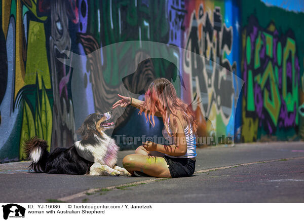 Frau mit Australian Shepherd / woman with Australian Shepherd / YJ-16086