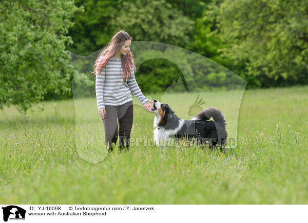 Frau mit Australian Shepherd / woman with Australian Shepherd / YJ-16098