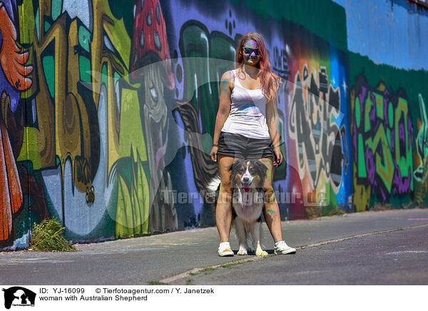 Frau mit Australian Shepherd / woman with Australian Shepherd / YJ-16099