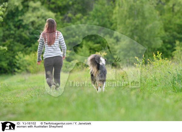 Frau mit Australian Shepherd / woman with Australian Shepherd / YJ-16102