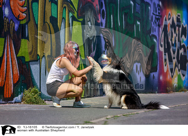 Frau mit Australian Shepherd / woman with Australian Shepherd / YJ-16105