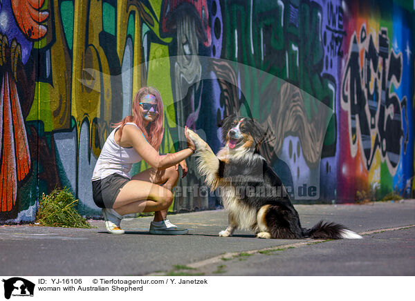Frau mit Australian Shepherd / woman with Australian Shepherd / YJ-16106