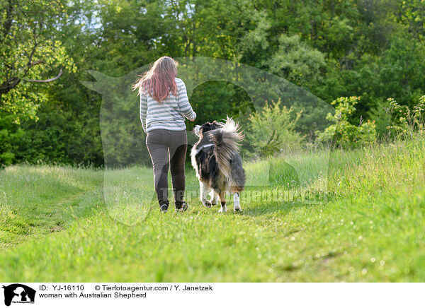 Frau mit Australian Shepherd / woman with Australian Shepherd / YJ-16110