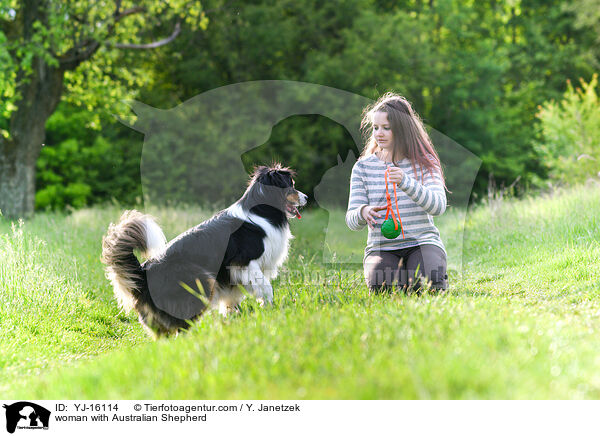Frau mit Australian Shepherd / woman with Australian Shepherd / YJ-16114