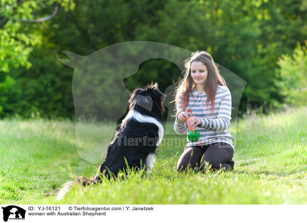 Frau mit Australian Shepherd / woman with Australian Shepherd / YJ-16121