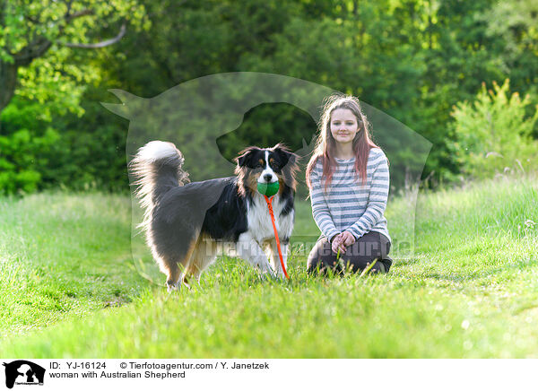 Frau mit Australian Shepherd / woman with Australian Shepherd / YJ-16124