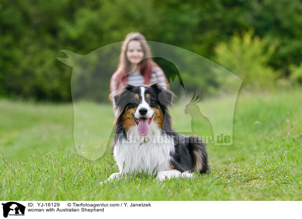 Frau mit Australian Shepherd / woman with Australian Shepherd / YJ-16129