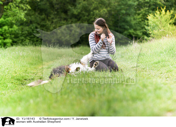 Frau mit Australian Shepherd / woman with Australian Shepherd / YJ-16143