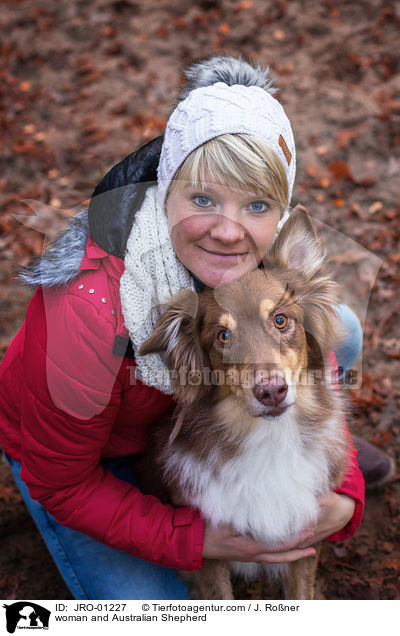 Frau und Australian Shepherd / woman and Australian Shepherd / JRO-01227