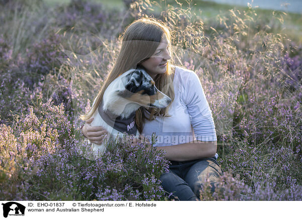 Frau und Australian Shepherd / woman and Australian Shepherd / EHO-01837