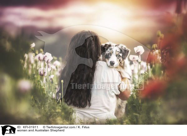 Frau und Australian Shepherd / woman and Australian Shepherd / KFI-01911