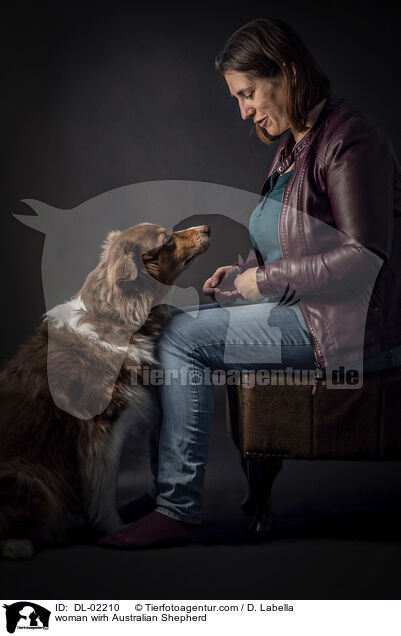 Frau mit Australian Shepherd / woman wirh Australian Shepherd / DL-02210