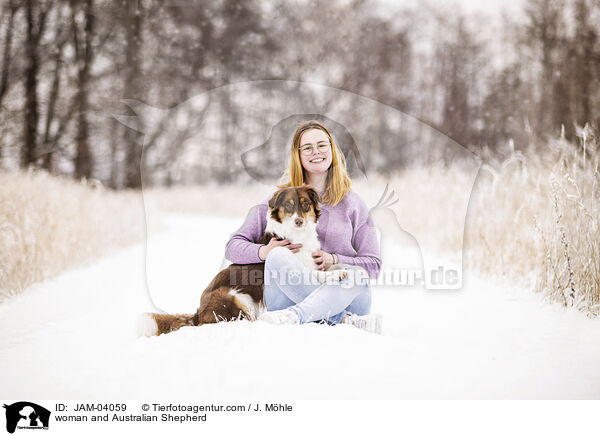 Frau und Australian Shepherd / woman and Australian Shepherd / JAM-04059