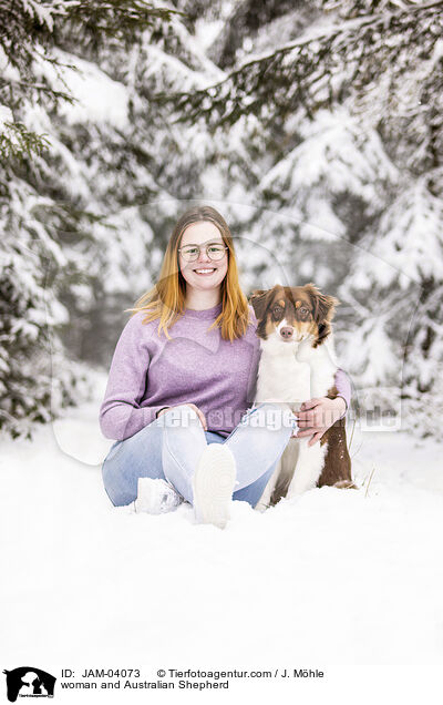 Frau und Australian Shepherd / woman and Australian Shepherd / JAM-04073