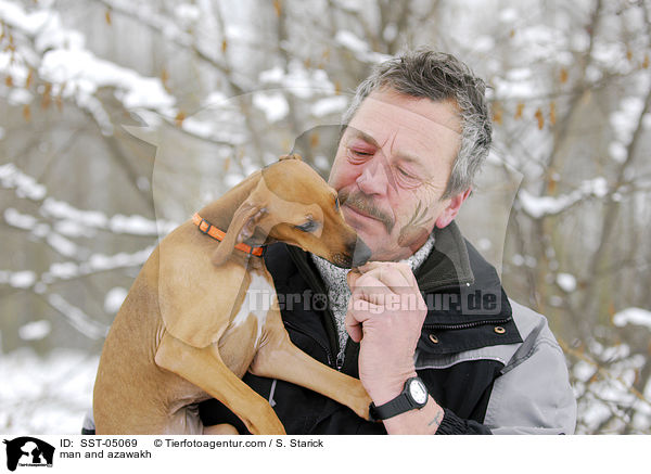 Mann und junger Azawakh / man and azawakh / SST-05069