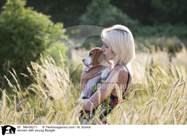 Frau mit jungem Beagle / woman with young Beagle / NN-06211