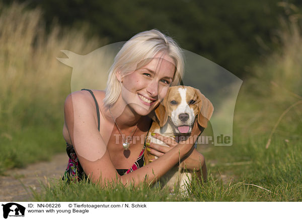 Frau mit jungem Beagle / woman with young Beagle / NN-06226