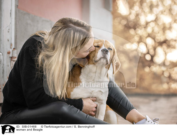 Frau und Beagle / woman and Beagle / SIB-01468