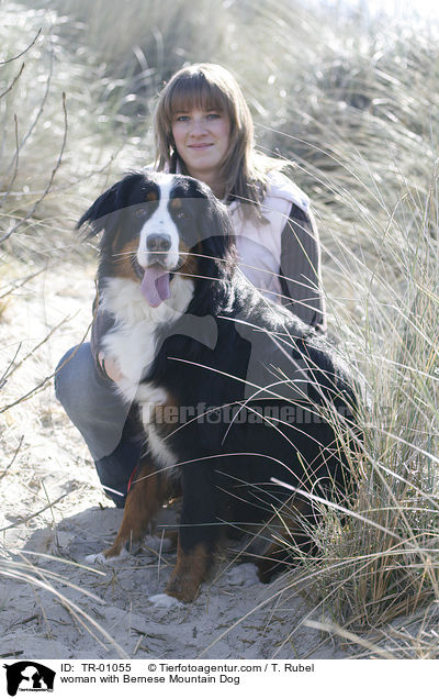 Frau mit Berner Sennenhund / woman with Bernese Mountain Dog / TR-01055