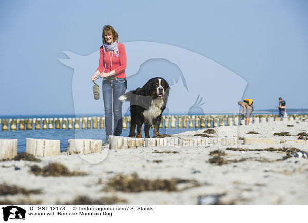 Frau mit Berner Sennenhund / woman with Bernese Mountain Dog / SST-12178