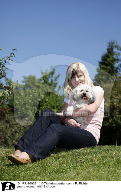 junge Frau mit Bichpoo / young woman with Bichpoo / RR-36039