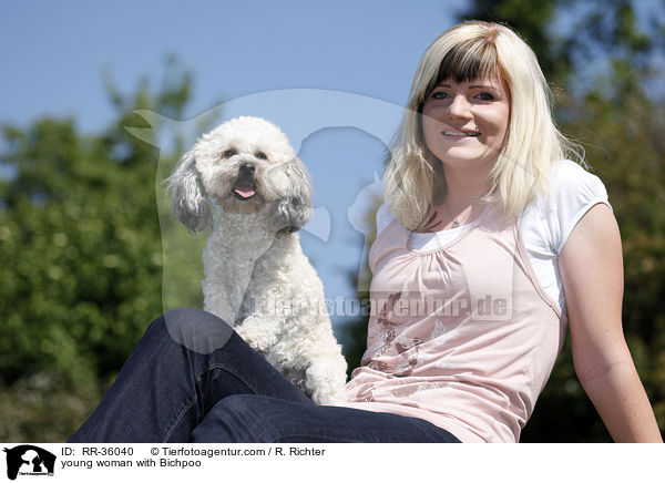 junge Frau mit Bichpoo / young woman with Bichpoo / RR-36040