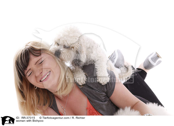 Frau mit Bichpoo / woman with Bichpoo / RR-37015