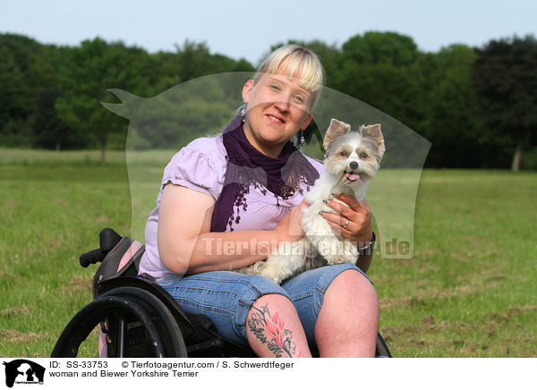 woman and Biewer Yorkshire Terrier / SS-33753