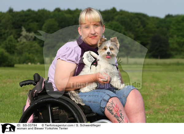 woman and Biewer Yorkshire Terrier / SS-33784