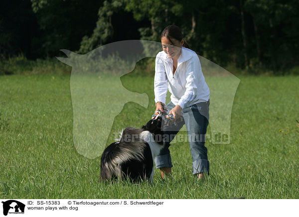 woman plays with dog / SS-15383