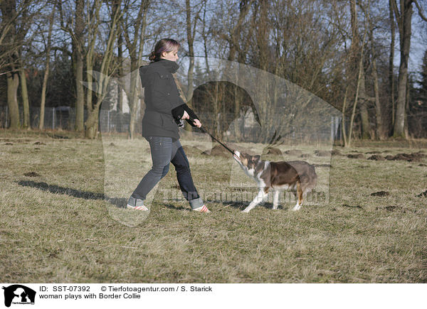 Frau spielt mit Border Collie / woman plays with Border Collie / SST-07392