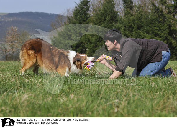 Frau spielt mit Border Collie / woman plays with Border Collie / SST-09785