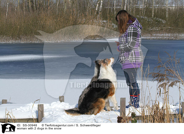 Frau mit 2 Hunden im Schnee / woman with 2 dogs in the snow / SS-30948