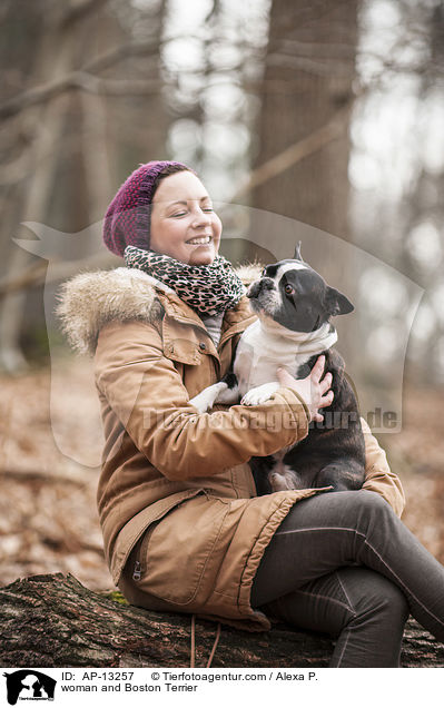 Frau und Boston Terrier / woman and Boston Terrier / AP-13257