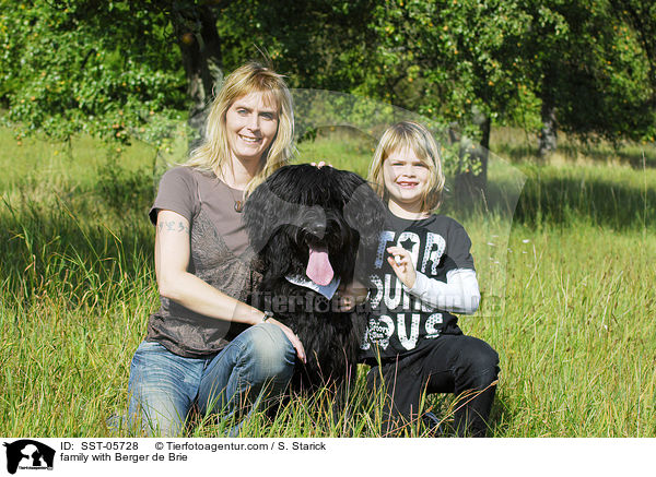 Familie mit Briard / family with Berger de Brie / SST-05728