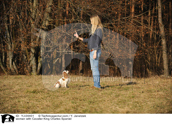 Frau mit Cavalier King Charles Spaniel / woman with Cavalier King Charles Spaniel / YJ-04401