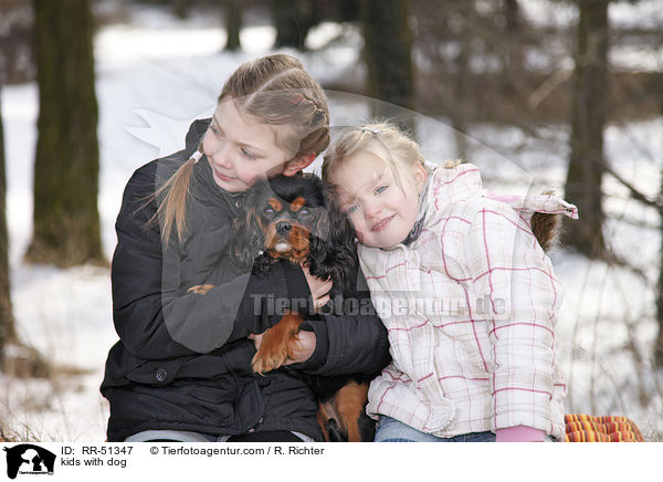 kids with dog / RR-51347